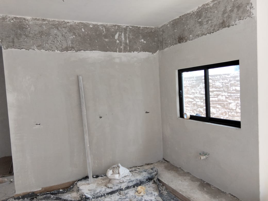 Trabajo de albañilería — resane de muro interior