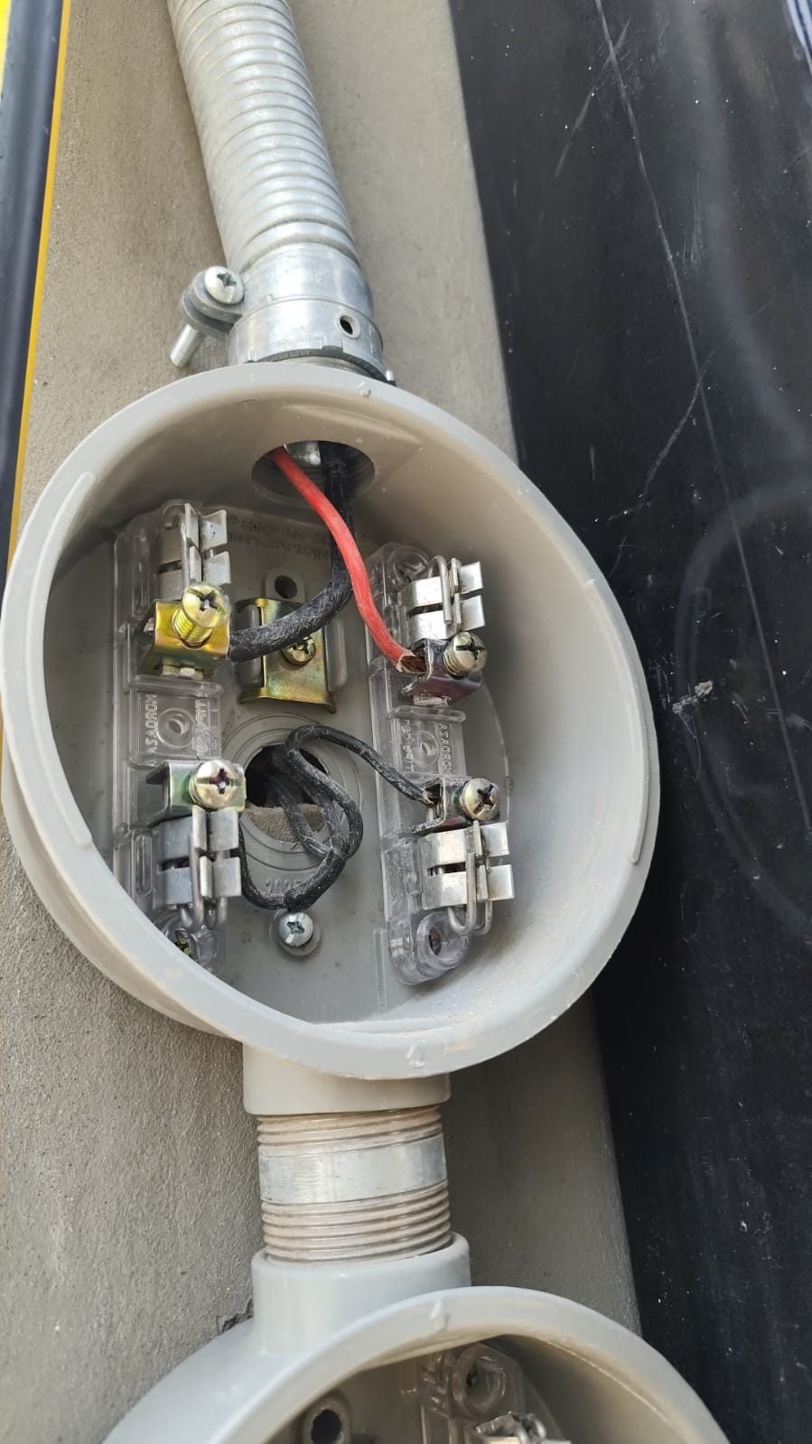 Detalle de conexión eléctrica en medidor