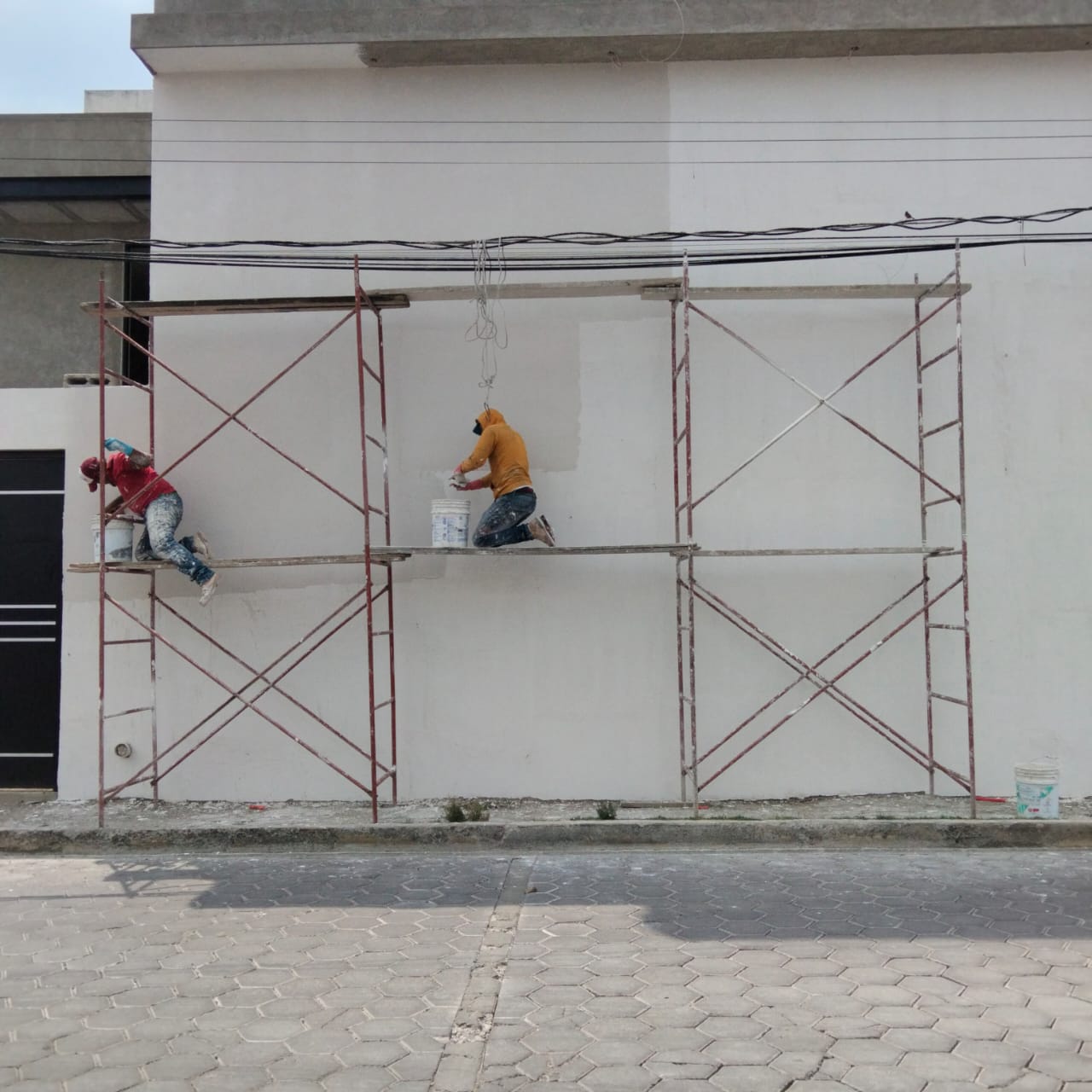 Equipo pintando fachada residencial